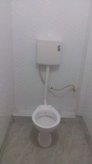 Deluxe Double Room | Bathroom | Shower, rainfall showerhead, free toiletries, towels - Moonshine Walkers (Eldoret)