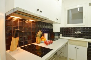 Apartment, 2 Schlafzimmer | Eigene Kochnische | Großer Kühlschrank, Mikrowelle, Herdplatte, Wasserkocher