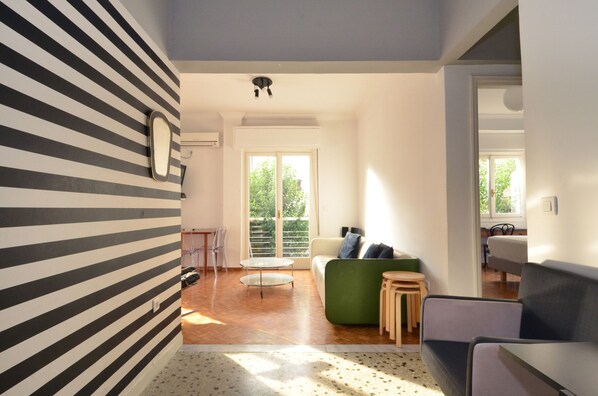 Departamento, 2 habitaciones | Área de sala de estar | Televisión de pantalla plana 