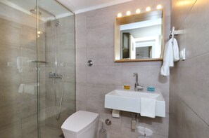 Departamento, 2 habitaciones | Baño | Regadera y toallas 