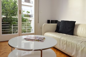 Apartment, 2 Schlafzimmer | Wohnbereich | Flachbildfernseher