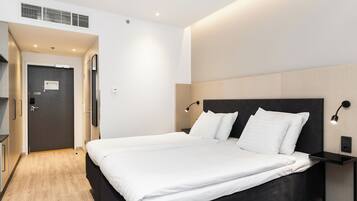 Kahden hengen standard-huone (kaksi sänkyä) | Tallelokero huoneessa, työpöytä