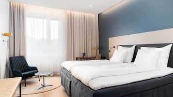 高級雙人房 | 客房內保險箱、書桌、筆電工作空間、遮光布/窗簾