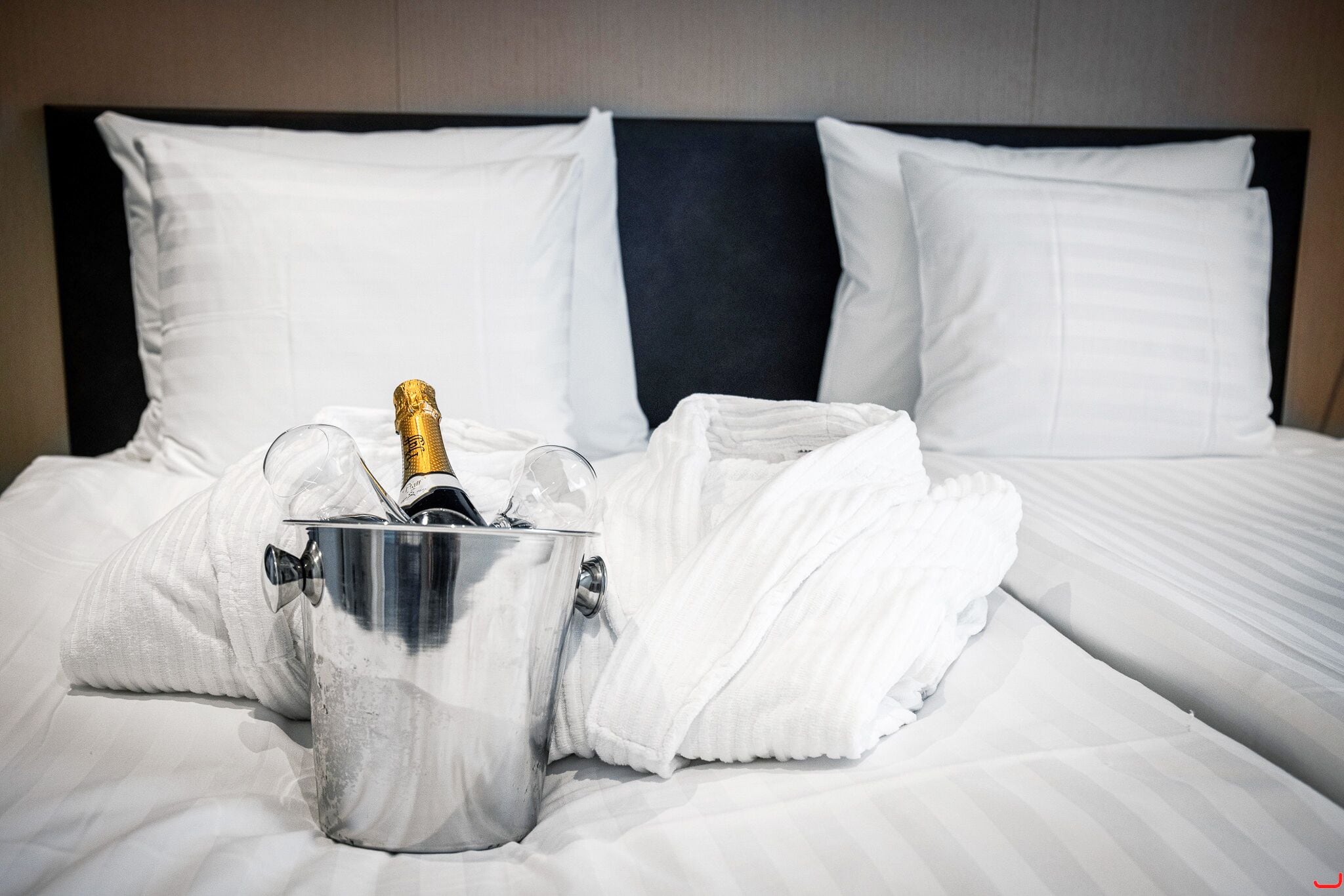 superior double room | 1 bedroom, in-room safe, desk, laptop workspace