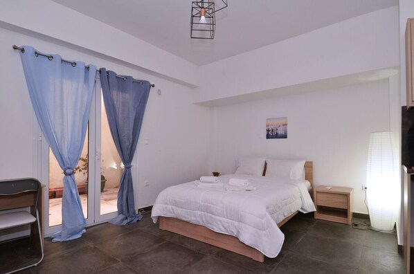 Studio - Koukaki a minimal studio (Athens)