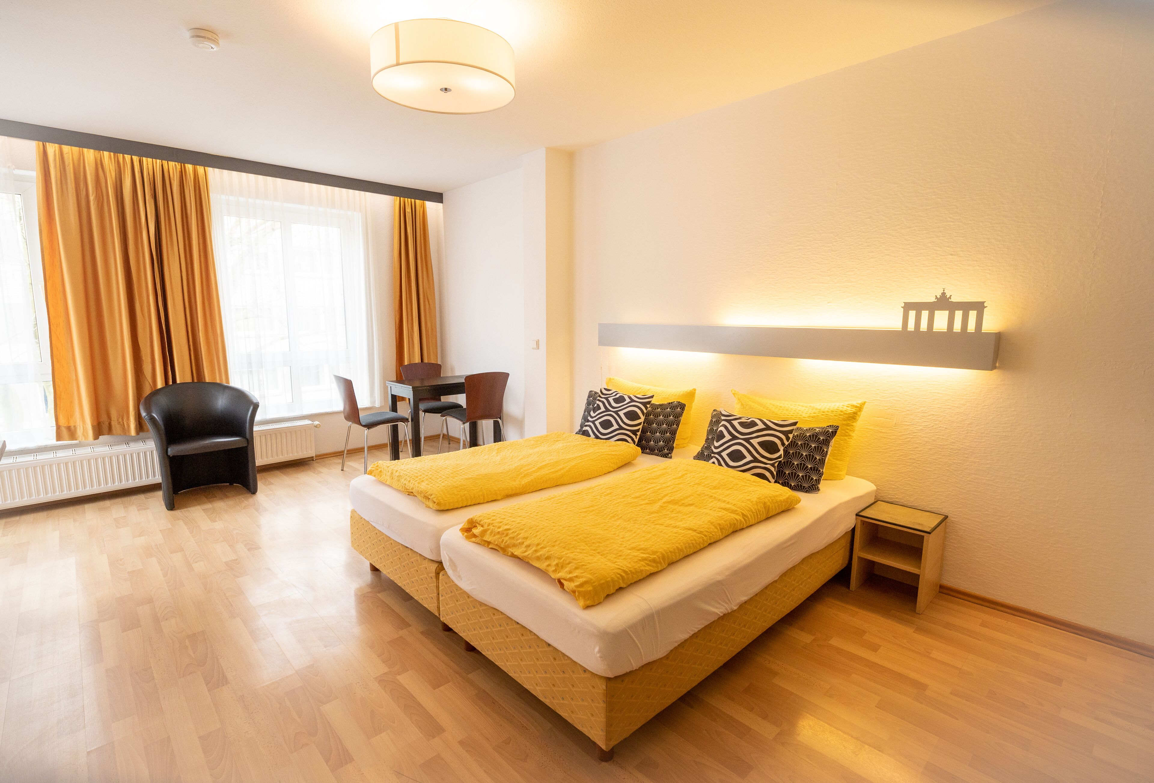 Apartment | Allergikerbettwaren, Schreibtisch, Verdunkelungsvorhänge