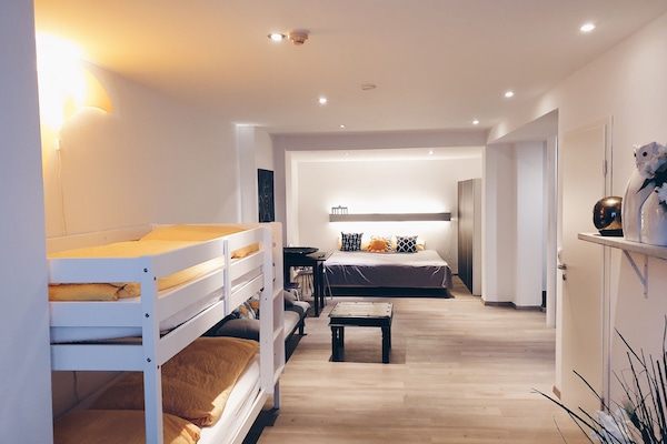 Apartment (Grand) | Allergikerbettwaren, Schreibtisch, Verdunkelungsvorhänge