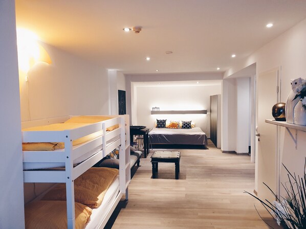 Ropa de cama hipoalergénica, escritorio y cortinas blackout 