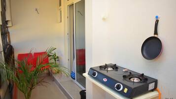 Studio | Private kitchenette | Fridge, microwave, stovetop, electric kettle