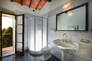 Kamar Quadruple | Kamar mandi | Shower, pancuran hujan, perlengkapan mandi gratis, dan kloset