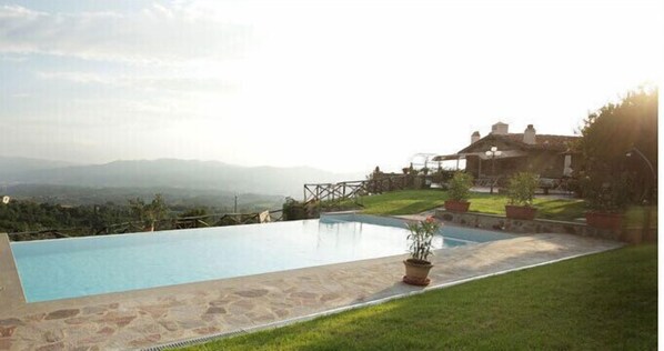 Kolam renang outdoor