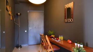 Apartamento, 2 quartos | Opções para refeição no quarto