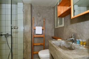 Căn hộ, 2 phòng ngủ | Phòng tắm | Buồng tắm vòi sen, vòi sen phun mưa, máy sấy tóc, khăn tắm 