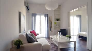 Apartamento, 2 quartos | Área de estar | TV de tela plana