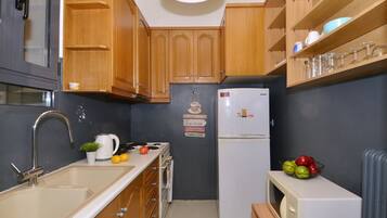 Apartamento, 2 quartos | Cozinha privada | Geladeira grande, micro-ondas, fogão, cooktop