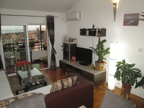 Télévision à écran plat, lecteur de DVD, chaîne hi-fi