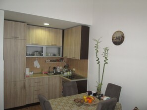 Réfrigérateur, four, grille-pain, blender