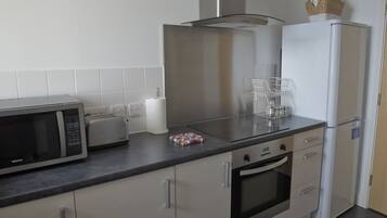 Standard-Apartment, 1 Schlafzimmer | Eigene Küche | Wasserkocher mit Kaffee-/Teezubehör, Kühlschrank, Mikrowelle, Ofen