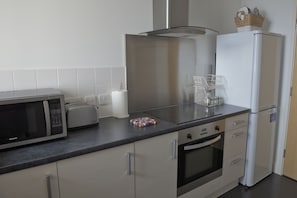 Apartemen Standar, 1 kamar tidur | Dapur pribadi | Lemari es, microwave, oven, dan mesin pembuat kopi/teh