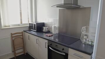 Apartamento standard, 1 quarto | Cozinha privada | Geladeira, micro-ondas, fogão, cafeteira/chaleira