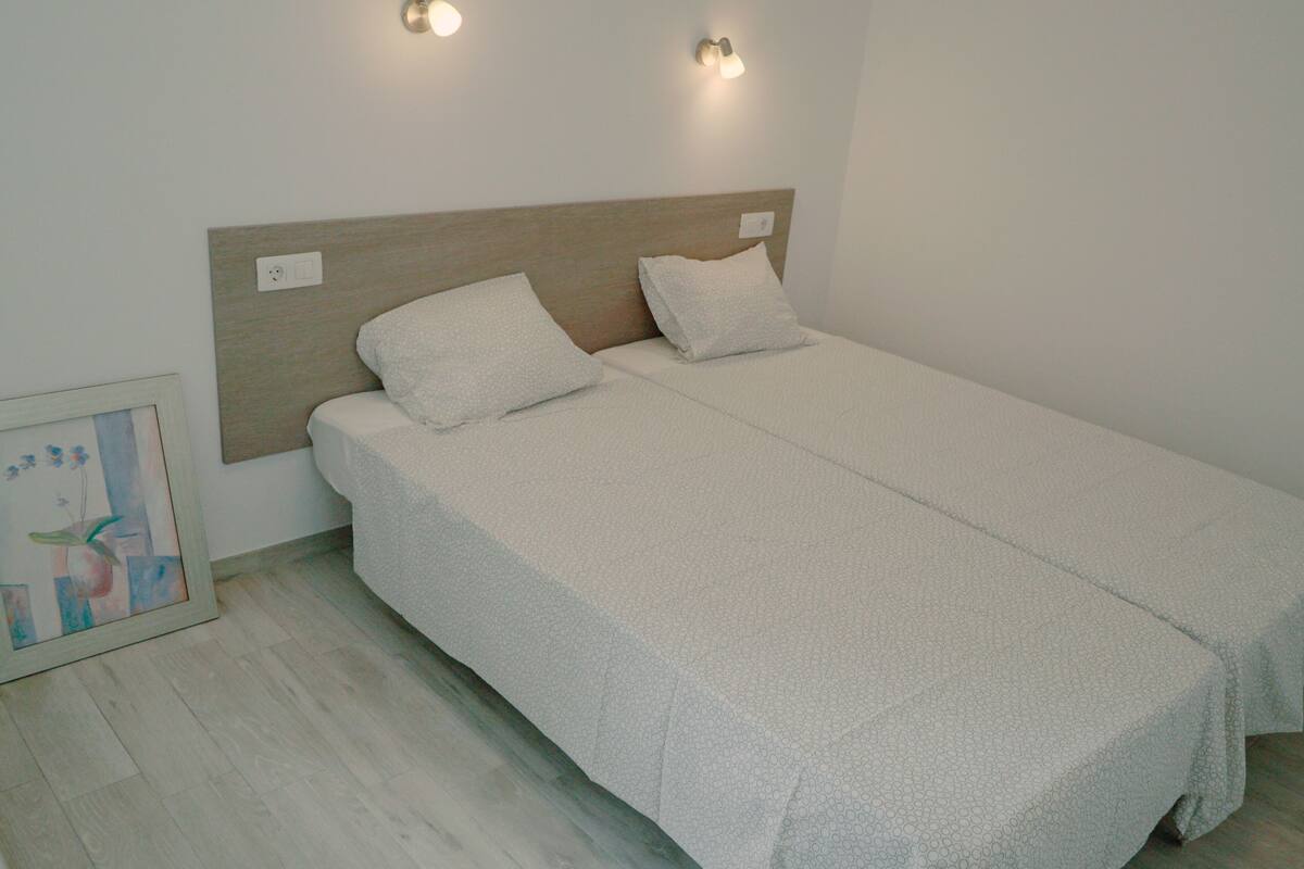 Economy-huone, 2 yhden hengen sänkyä, jääkaappi ja mikroaaltouuni, piha-alue (Garage Room) | 1 makuuhuone, pimennysverhot, ilmaiset vauvansängyt, vuodevaatteet