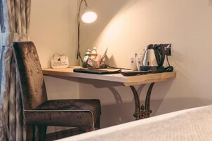 Escritorio, tabla de planchar con plancha, wifi gratis y ropa de cama 