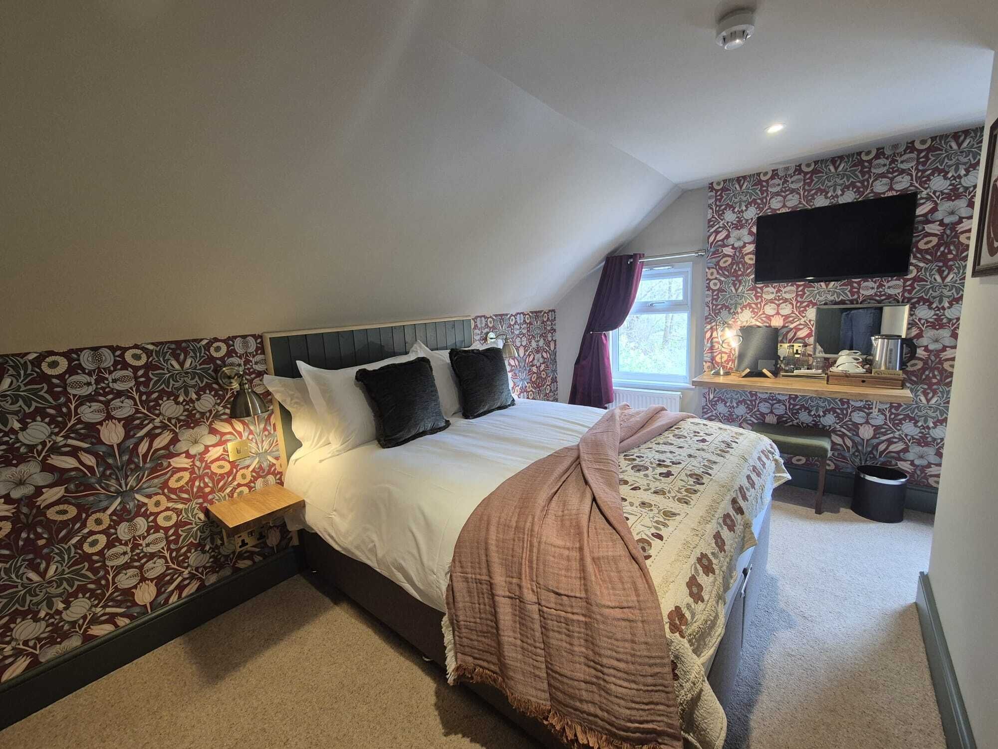 双人房 | 办公桌、熨斗/熨衣板、免费 WiFi、床单