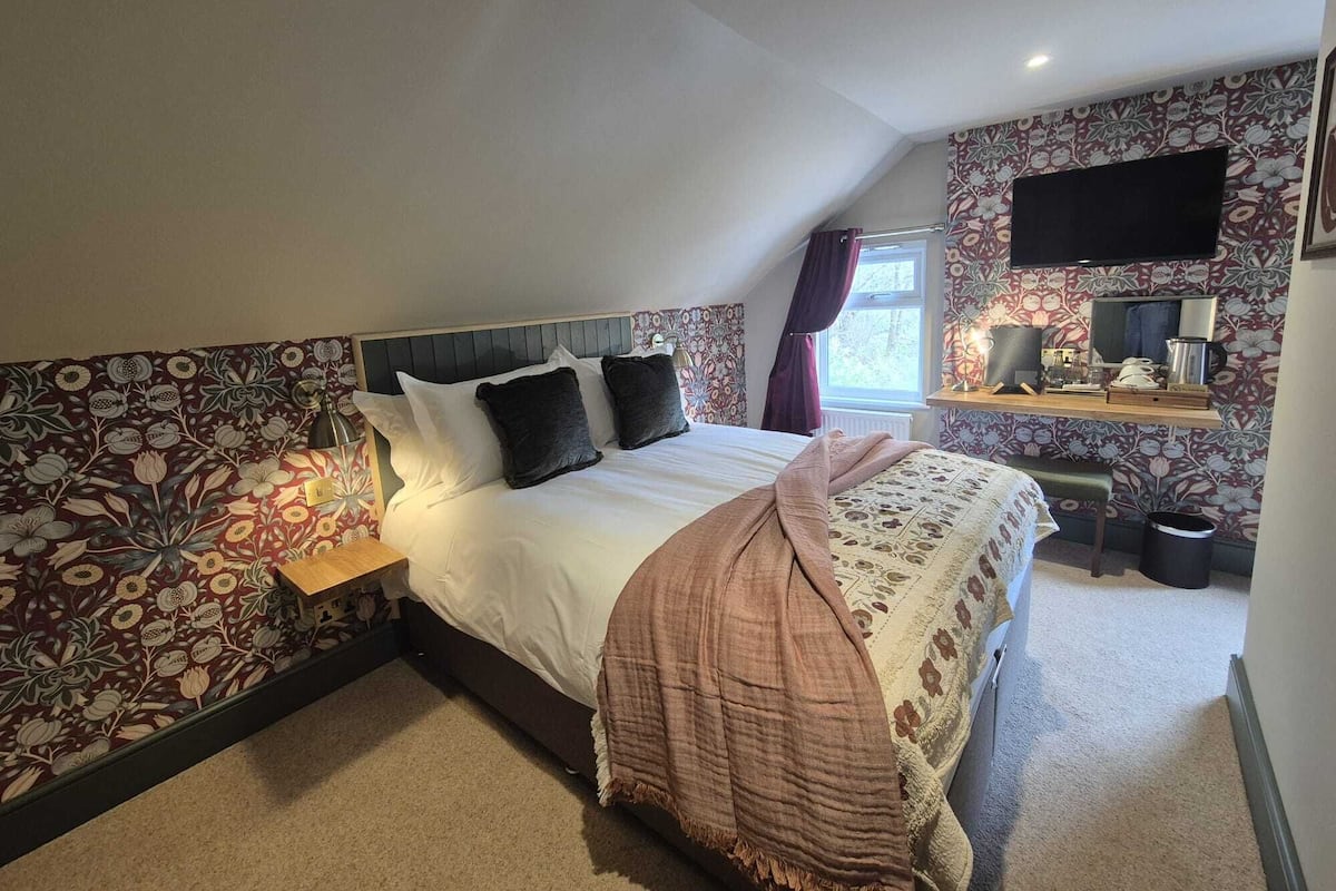 Double Room | Desk, iron/ironing board, free WiFi, bed sheets