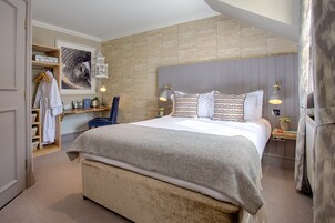 Escritorio, tabla de planchar con plancha, wifi gratis y ropa de cama 