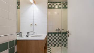 Douche, sĂšche-cheveux, serviettes fournies, shampoing