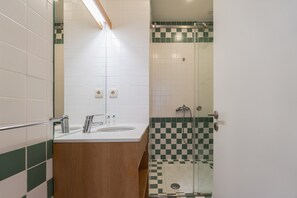 Ducha, secador de pelo, toallas, shampoo