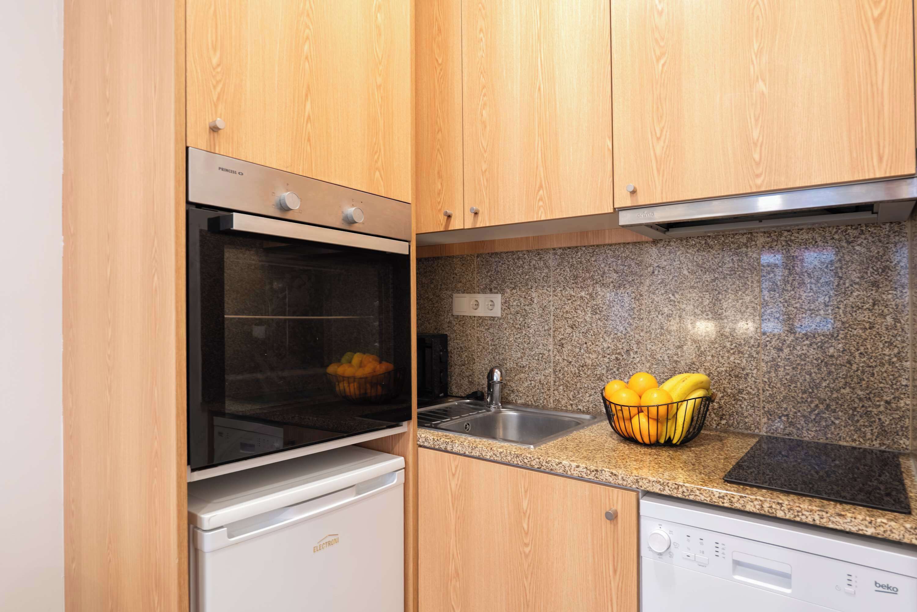 Réfrigérateur, four, plaque de cuisson, lave-vaisselle