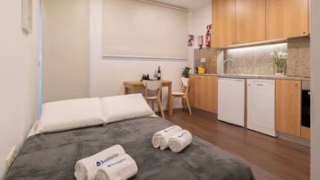 Iron/ironing board, WiFi, bed sheets