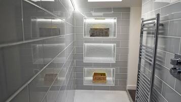 Exclusive Apartment, 1 Bedroom | Bathroom shower