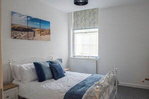 Individually decorated, individually furnished, laptop workspace - Toothbrush Apartments - Central Ipswich - Fore St - Adults Only (Ipswich)