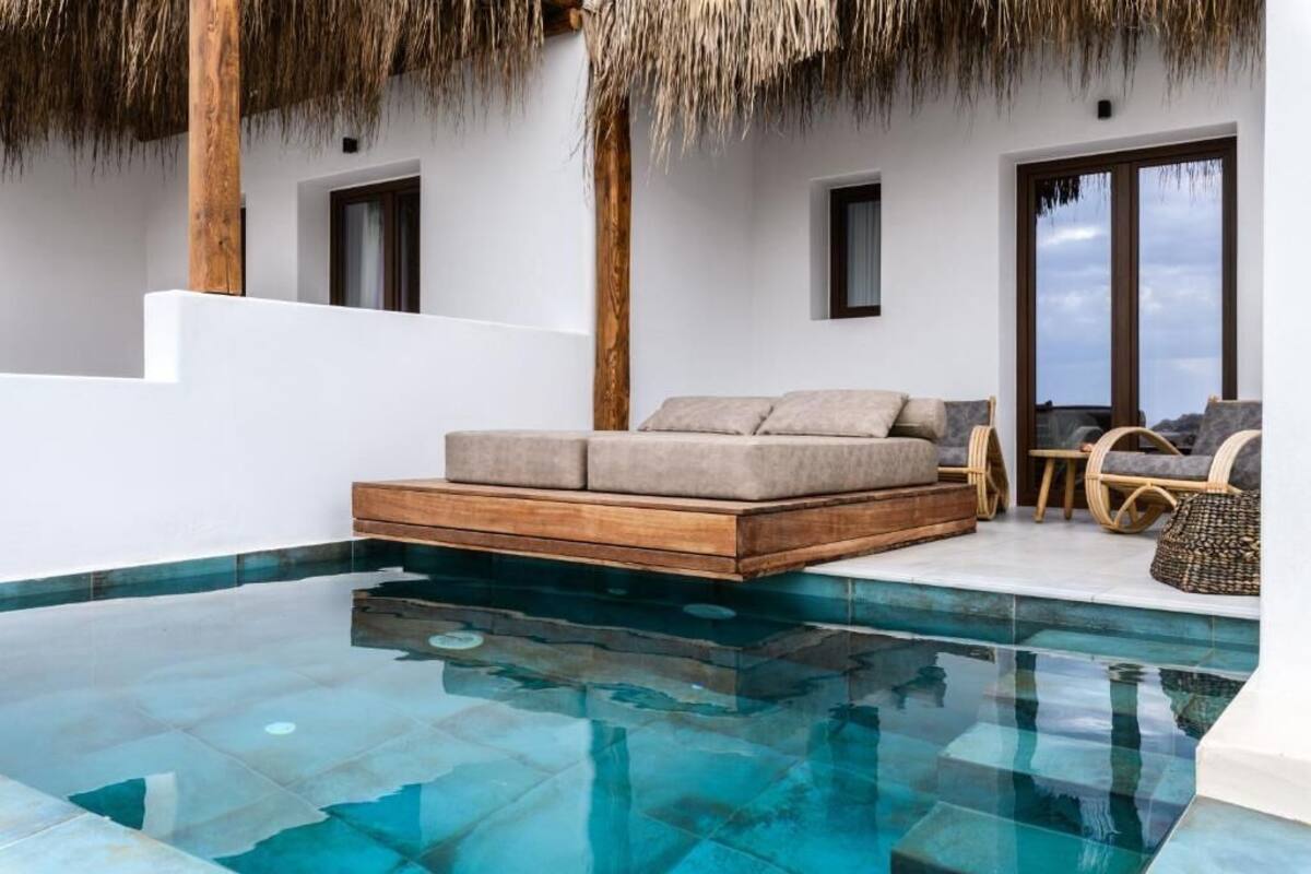 Quarto moderno com cama embutida, piscina e vista do céu.