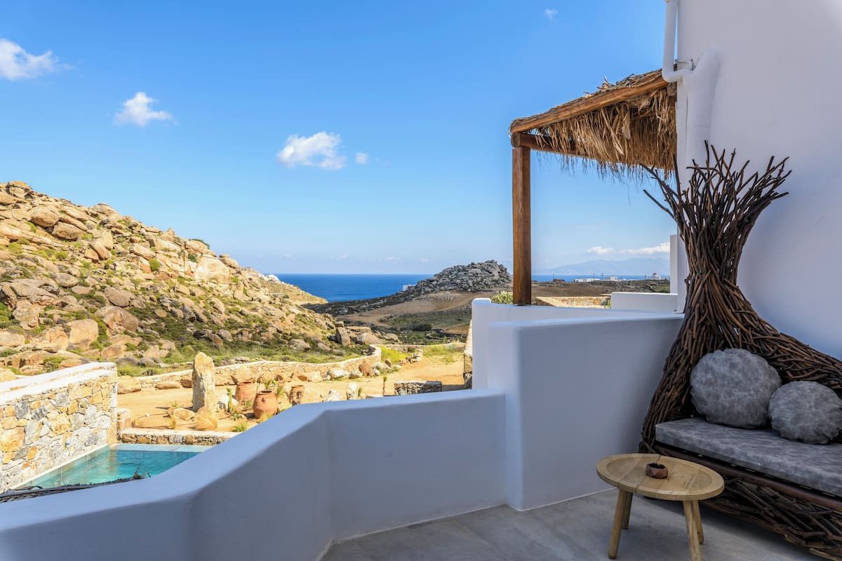 Cosy suite with private garden pool | Utsikt mot havet/stranden