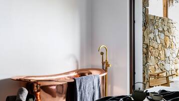 Honeymoon Suite with sea view and private pool | Deep-soaking bathtub