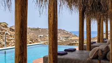 Una piscina techada, una piscina al aire libre