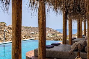 Indoor pool, outdoor pool, pool loungers - Charisma Hotel and Wellness Suites (Mykonos)