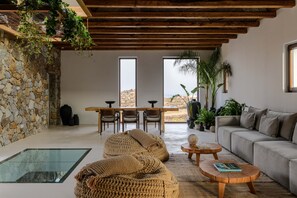 ฝ่ายต้อนรับ