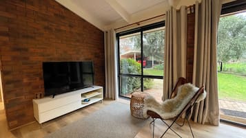 Una Smart TV, una chimenea, libros, un reproductor estéreo