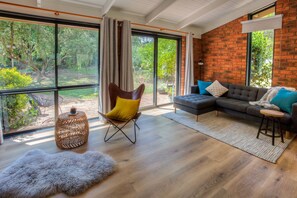 Smart TV, fireplace, books, stereo