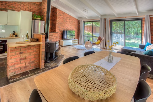 River front retreat in a quiet court only walking distance from cafes and Pub