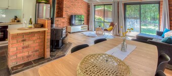 River front retreat in a quiet court only walking distance from cafes and Pub