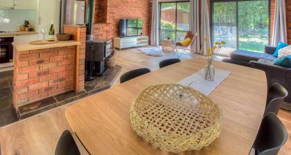 River front retreat in a quiet court only walking distance from cafes and Pub