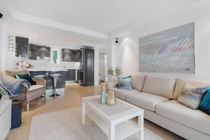 2 bedroom apartment, with terrace | Sala de estar | TV de tela plana