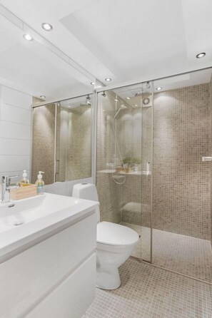 2 bedroom apartment, with terrace | Kamar mandi | Shower dan handuk