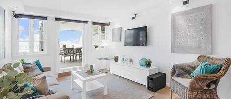 2 bedroom apartment, with terrace | Wohnzimmer | Flachbildfernseher