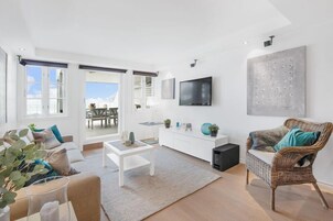 2 bedroom apartment, with terrace | Καθιστικό | Τηλεόραση με επίπεδη οθόνη